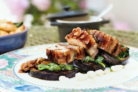 Domáci údený bravčový bôčik s baklažánom a špenátom