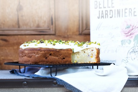 Broskyňový koláč s bielou čokoládou a pistáciami